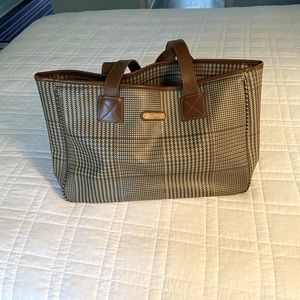 Nice tote with inside pocket. Plaid with square bottom for stability.